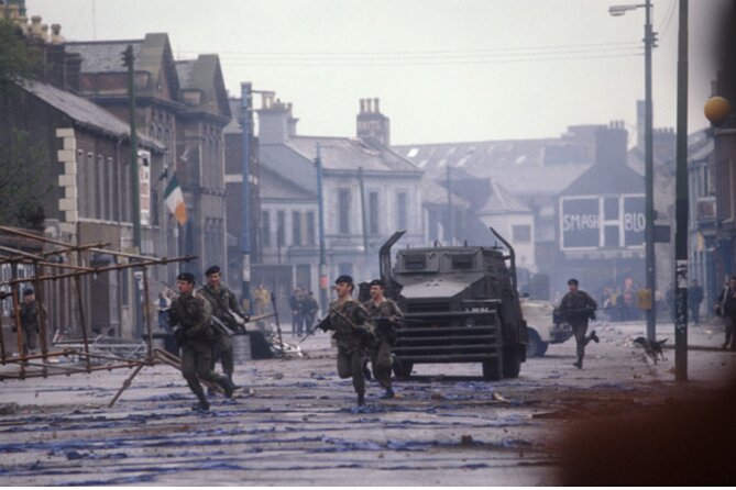 2 Hour Terror and Mural History Belfast taxi Private Tour - The Peace Wall, where separation became part of daily life