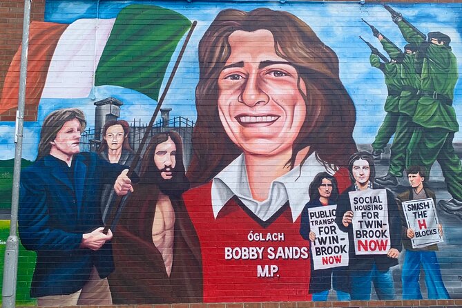 Award Winning Exclusive 2 Hr Private Belfast Black Taxi Cab Tour - Writing on the Peace Wall