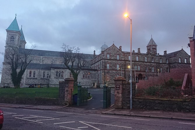 Belfast Famous Black Taxi Tour - Crumlin Road Gaol sets a serious tone