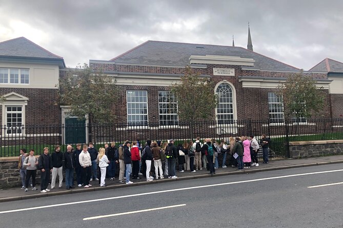 Black Taxi Tour of Belfast – Politics, Murals peace walls Tour - Seeing the Peace Walls up close