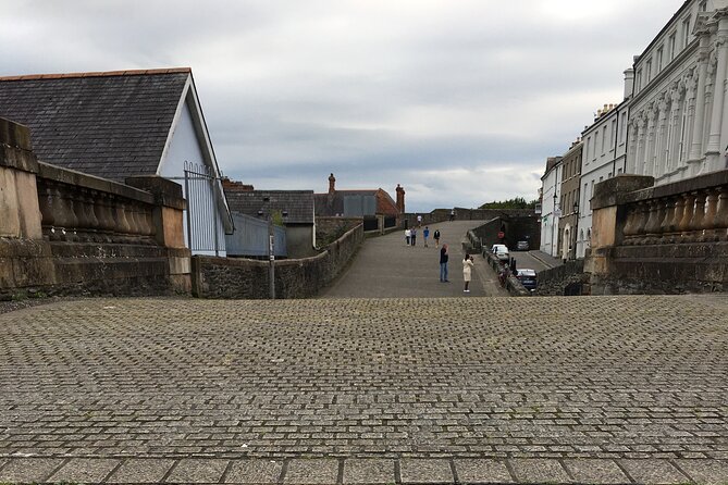 Derrie Danders: Highlights of the Walled City a Self-Guided Audio Tour - Walking beside Derry’s walls