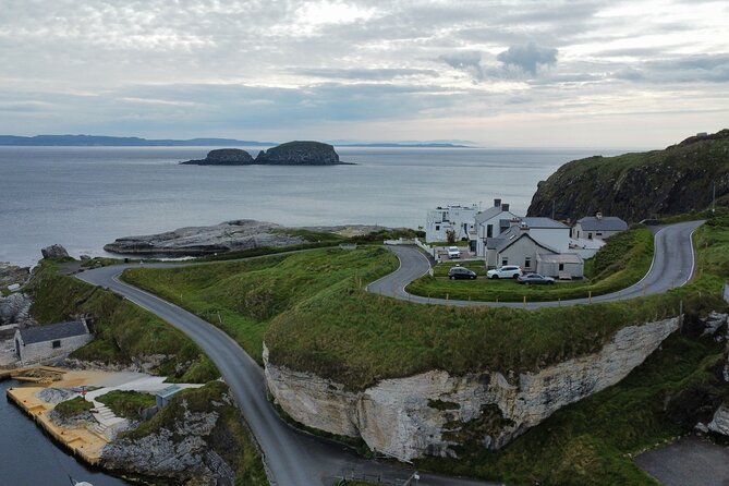 Giants Causeway Tour from Belfast in luxury 7 seater - Guides and the value of local stories