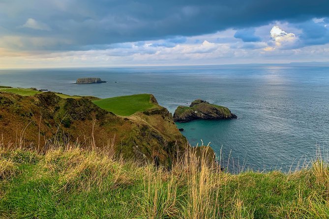 Northern Highlights Full-Day Guided Tour in Northern Ireland - Kinbane Castle, Carrick-a-Rede, and the limits of the clock