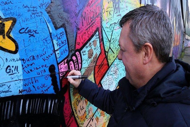Political Taxi Tour Belfast (1-7 People) - Private groups, vehicles, and comfort